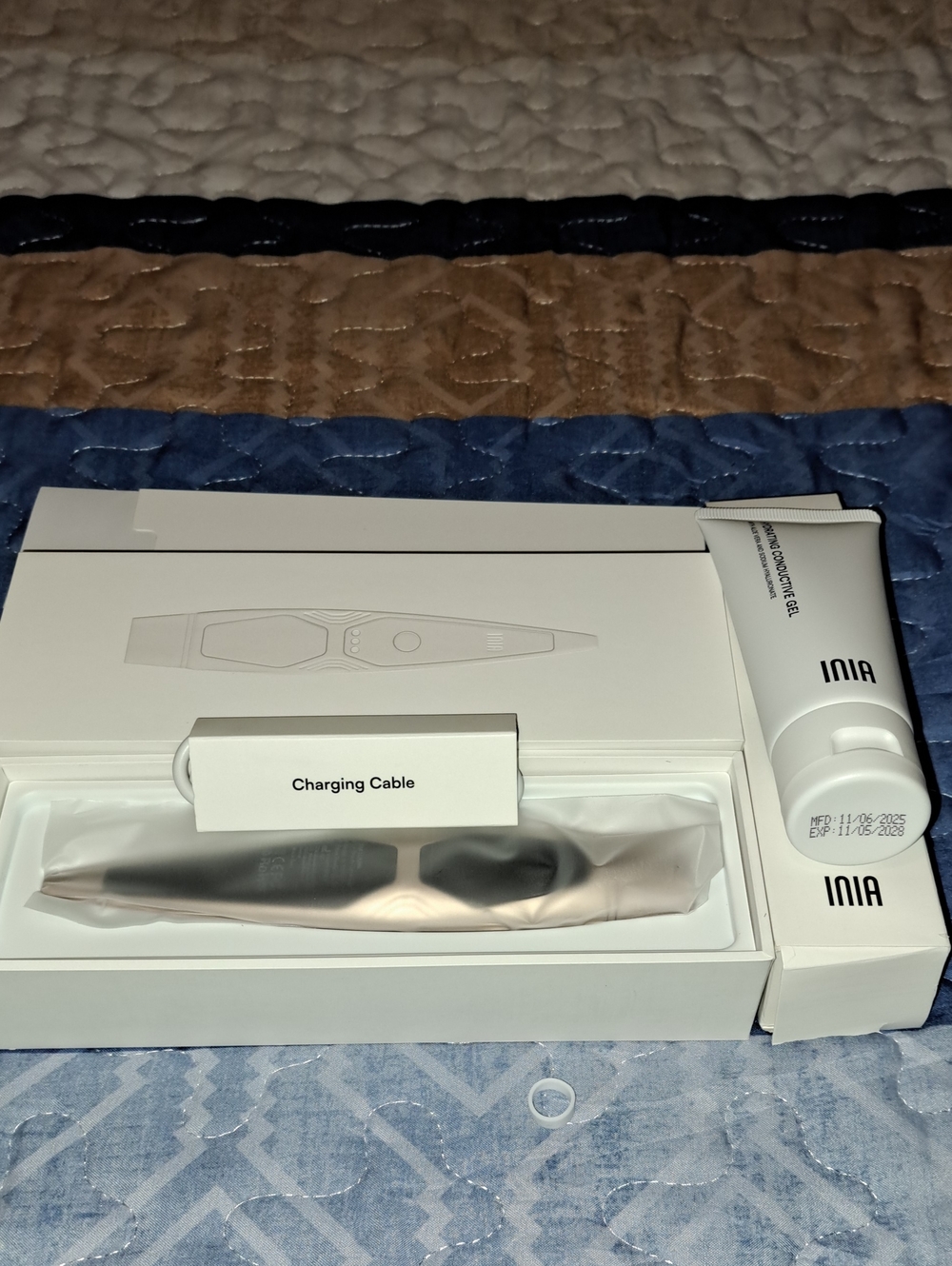 Facial Device Instruction Diagram - White Handheld Beauty Tool
